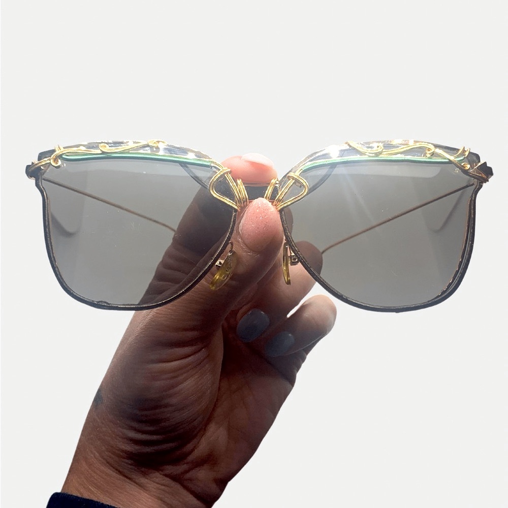 Unique wire-wrapped sunglasses. 😎
